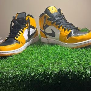 Jordan 1 mid with box